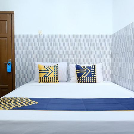 Oyo 2766 Kezia Kost Hotel Tanjung Pandan Bagian luar foto