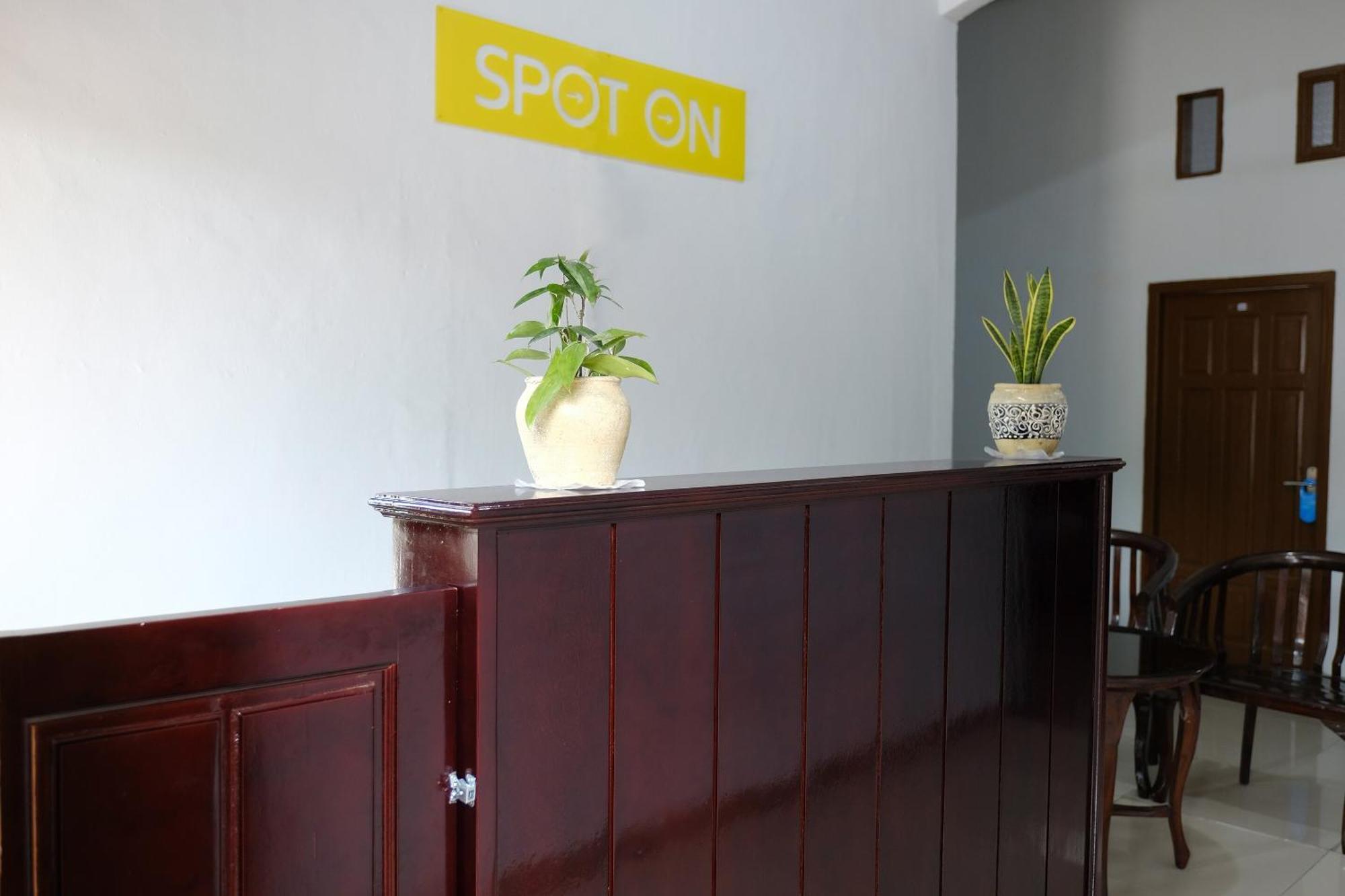 Oyo 2766 Kezia Kost Hotel Tanjung Pandan Bagian luar foto