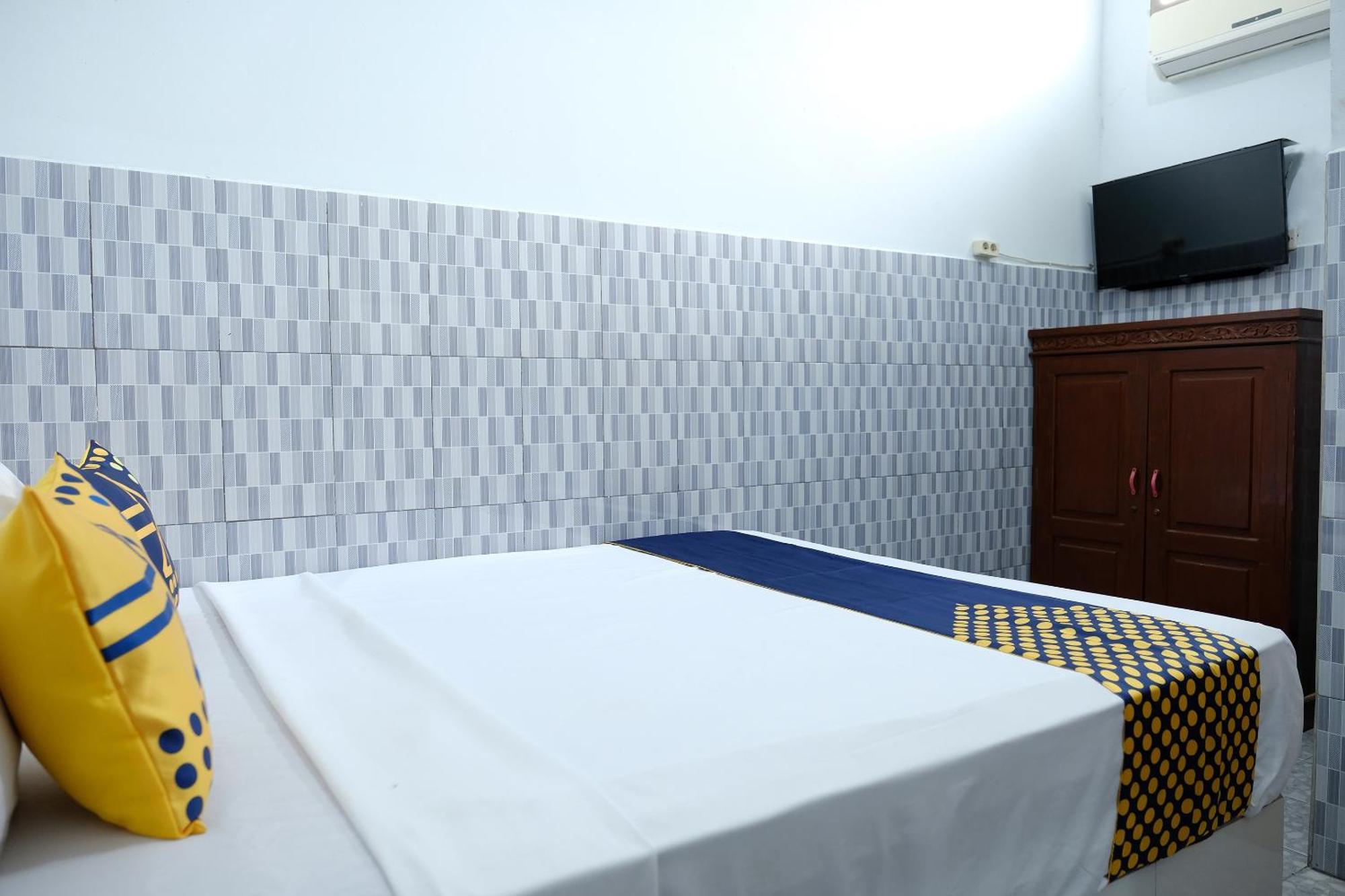 Oyo 2766 Kezia Kost Hotel Tanjung Pandan Bagian luar foto