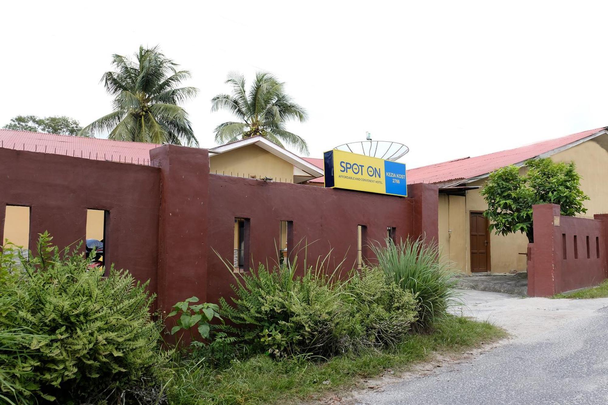 Oyo 2766 Kezia Kost Hotel Tanjung Pandan Bagian luar foto