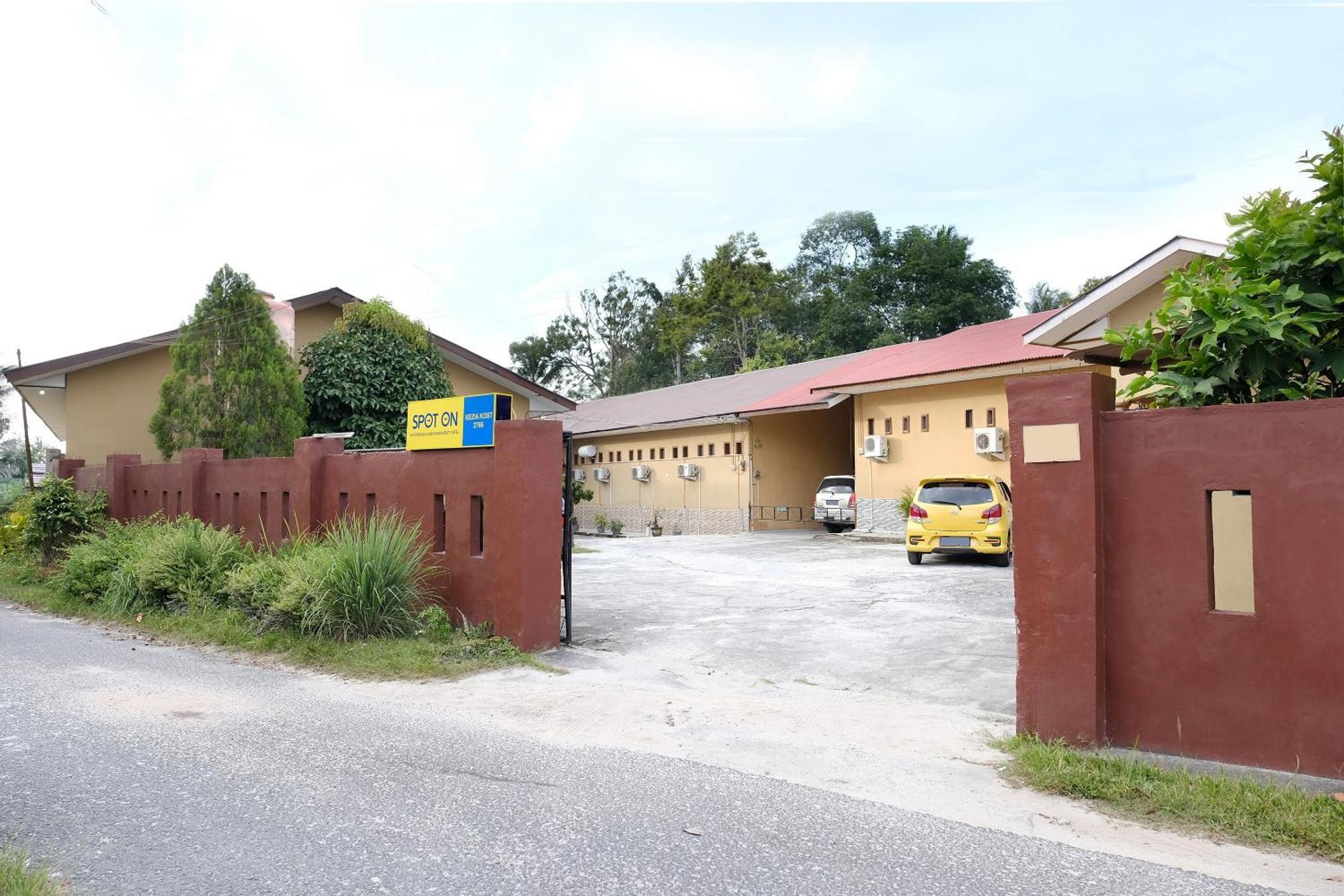 Oyo 2766 Kezia Kost Hotel Tanjung Pandan Bagian luar foto