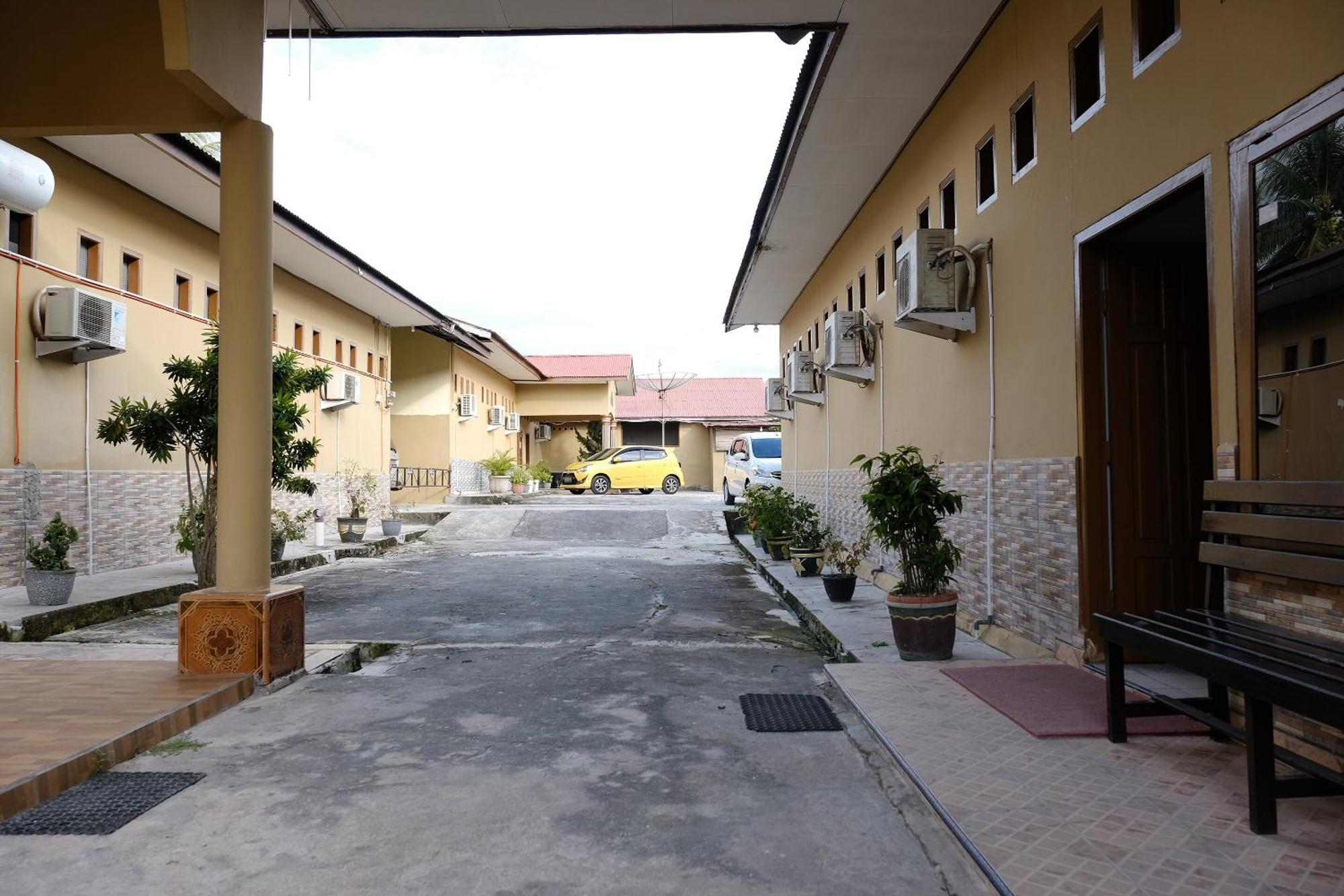 Oyo 2766 Kezia Kost Hotel Tanjung Pandan Bagian luar foto