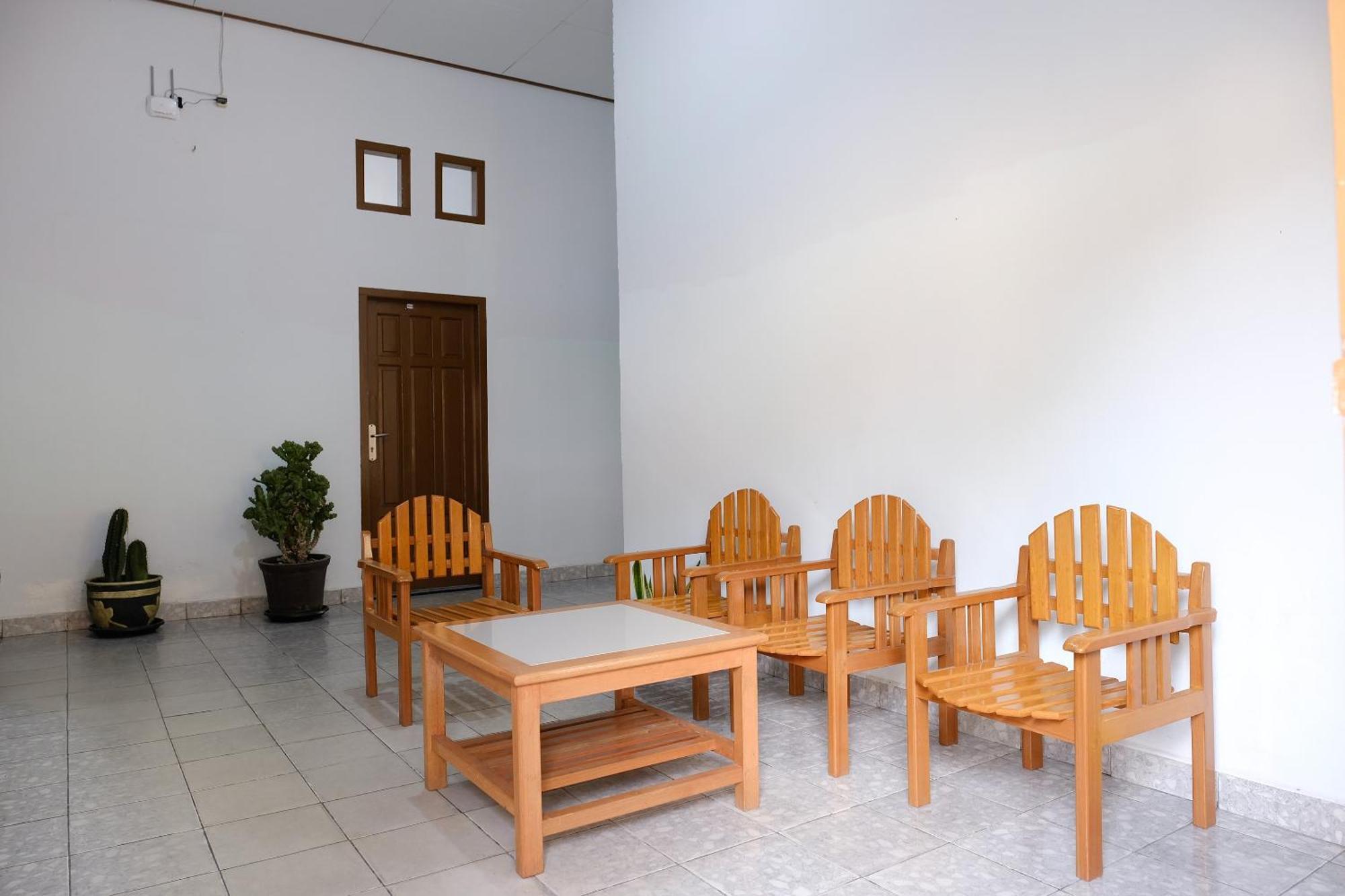Oyo 2766 Kezia Kost Hotel Tanjung Pandan Bagian luar foto