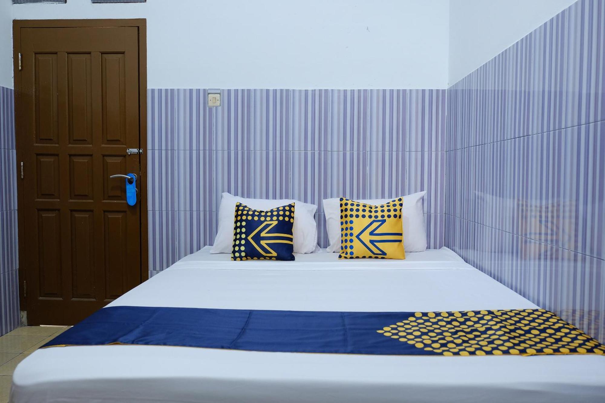 Oyo 2766 Kezia Kost Hotel Tanjung Pandan Bagian luar foto