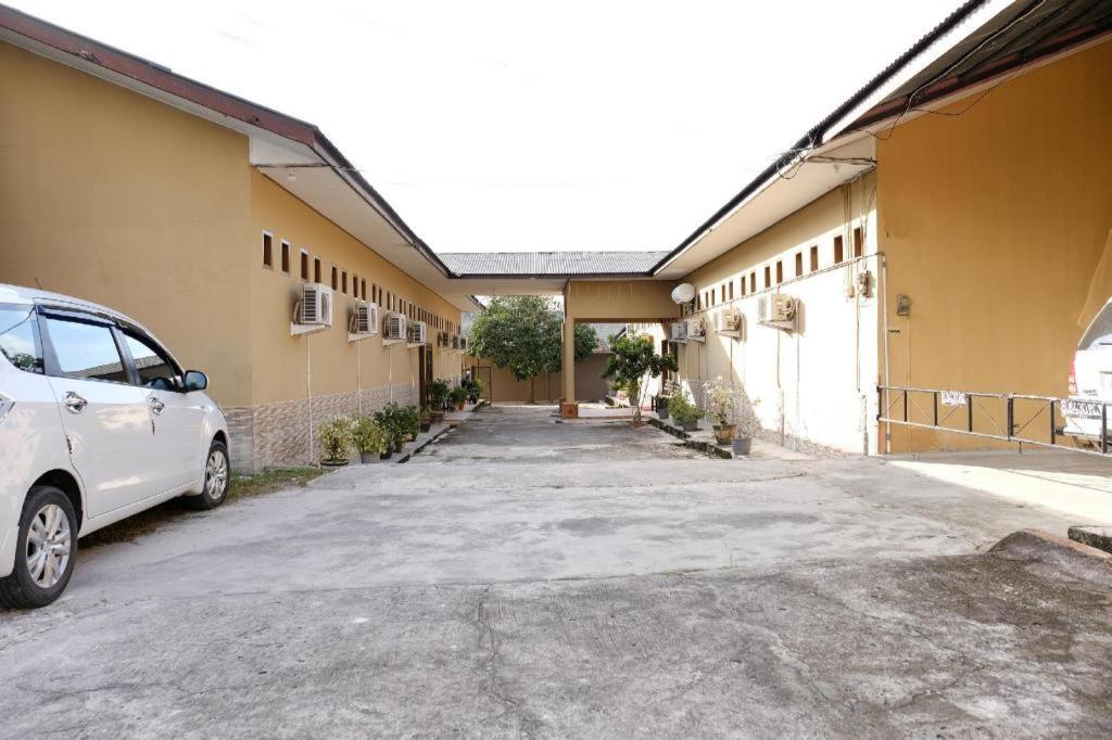 Oyo 2766 Kezia Kost Hotel Tanjung Pandan Bagian luar foto