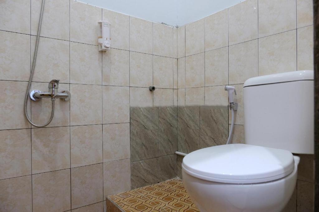 Oyo 2766 Kezia Kost Hotel Tanjung Pandan Bagian luar foto