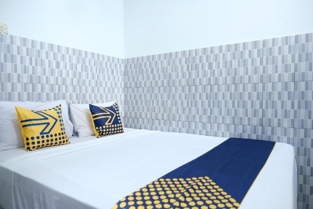 Oyo 2766 Kezia Kost Hotel Tanjung Pandan Bagian luar foto