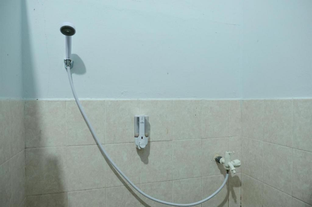 Oyo 2766 Kezia Kost Hotel Tanjung Pandan Bagian luar foto