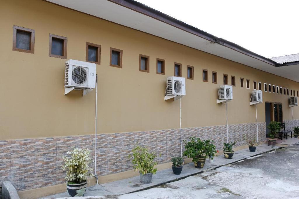 Oyo 2766 Kezia Kost Hotel Tanjung Pandan Bagian luar foto